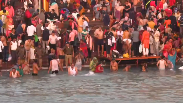 Video: Khoảng 2,5 triệu người ngâm mình ở sông Hằng tẩy rửa tội lỗi