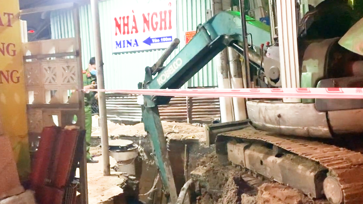 Video: Đào đường ống nước, 2 công nhân rơi xuống hố, 1 người tử vong