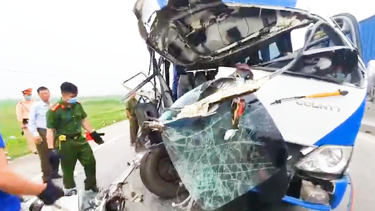 Video: Xe chở đoàn đi lễ chùa đâm xe đầu kéo, 1 người chết, hơn 20 người nhập viện