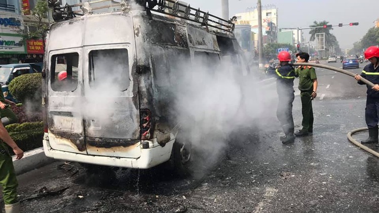 Video: Xe chở quan tài cháy rụi trên đường phố Đà Nẵng