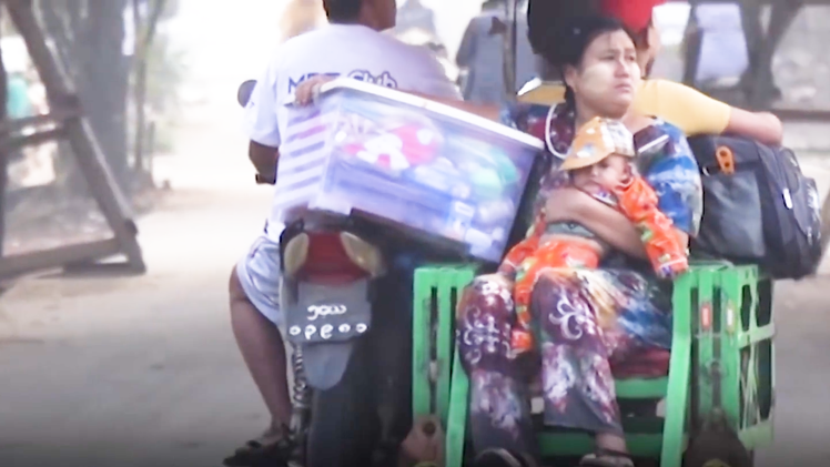 Video: Dòng người rời bỏ khu công nghiệp ở Yangon đi lánh nạn