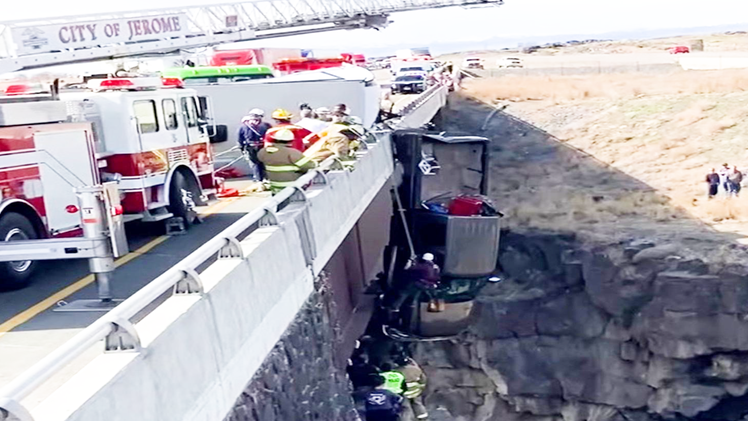 Video: Ôtô ủi bay lan can, treo lơ lửng trên thành cầu