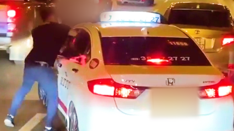 Video: Tài xế ô tô con chặn đầu, giở thói hung hãn với tài xế taxi trên cao tốc