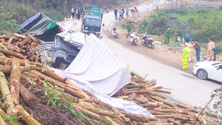 Video: Công an điều tra vụ xe tải chở gỗ keo bị lật làm 7 người thiệt mạng