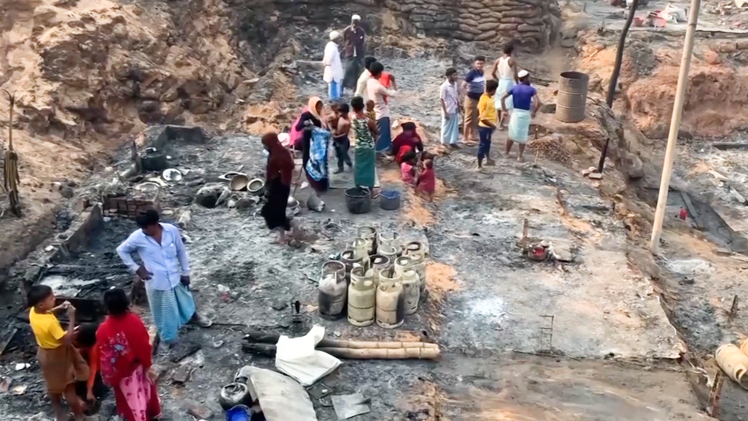 Video: Khung cảnh tan hoang sau vụ cháy trại tị nạn, làm hàng trăm người mất tích