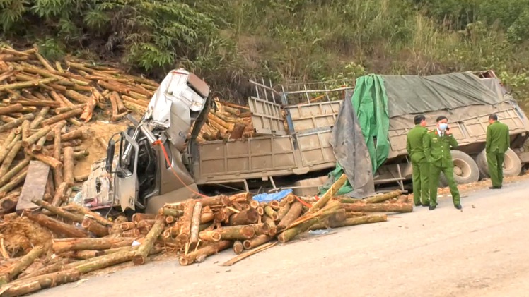 Video: Khởi tố để điều tra nguyên nhân vụ tai nạn xe chở gỗ làm 7 người chết