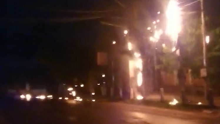 Video: 3 cột điện liên tục bốc cháy kèm theo nhiều tiếng nổ ở Tiền Giang