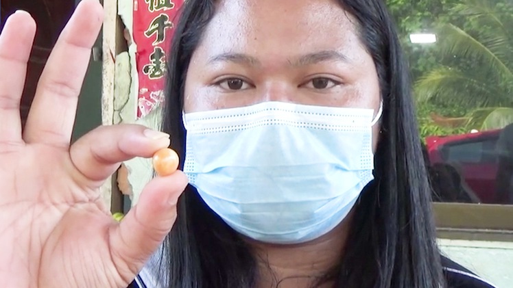 Video: Khi đang ăn ốc biển, một cô gái phát hiện có viên ngọc quý trị giá hàng tỉ đồng