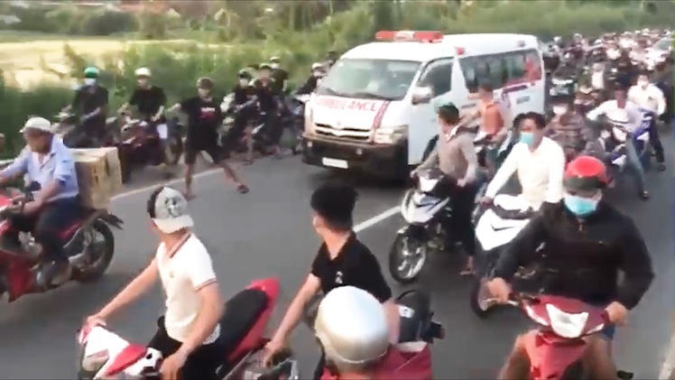 Video: Chặn quốc lộ 1 ở Tiền Giang để đua xe