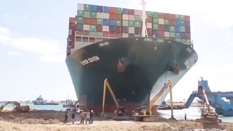 Video: Hình ảnh đào bới 'giải cứu' tàu Ever Given mắc cạn ở kênh đào Suez