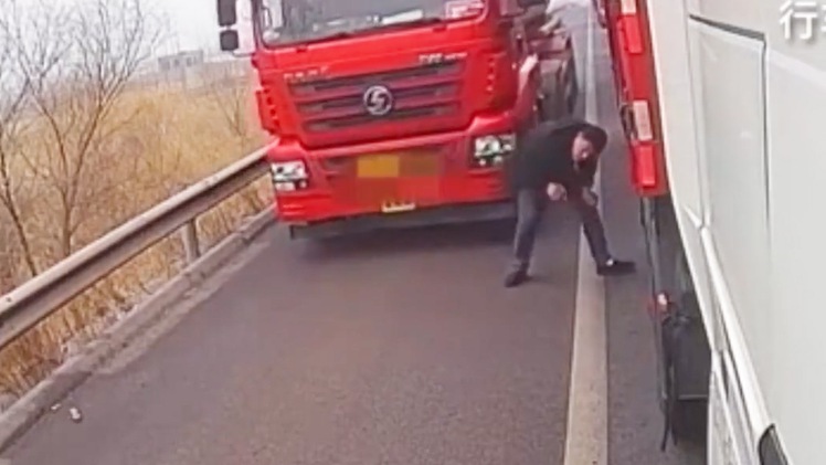 Video: Tài xế bất cẩn khi kiểm tra xe, suýt bị xe tải nặng 'nghiến' nát
