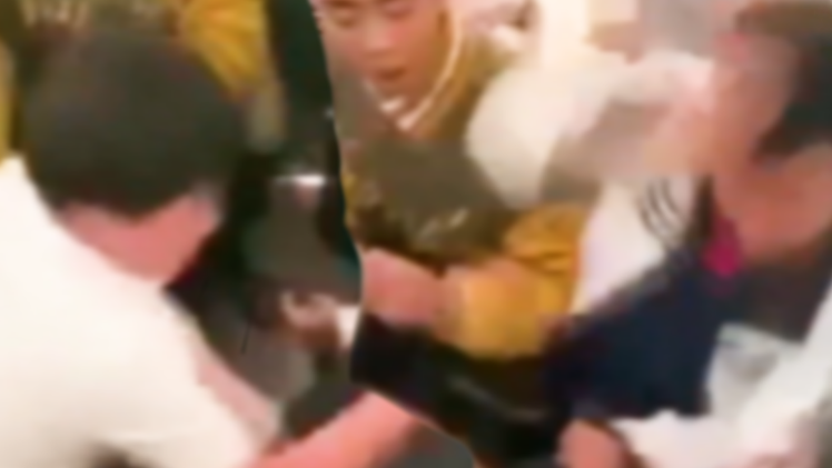 Video: Học sinh lớp 10 bị vây đánh hội đồng trong nhà vệ sinh ở trường