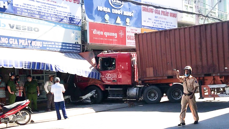 Video: Xe container ôm cua lao vào cửa hàng, tông chết một người
