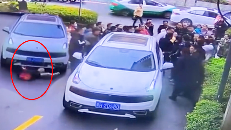 Video: Nhiều người nâng ôtô, giải cứu cậu bé kẹt dưới gầm xe ở Trung Quốc
