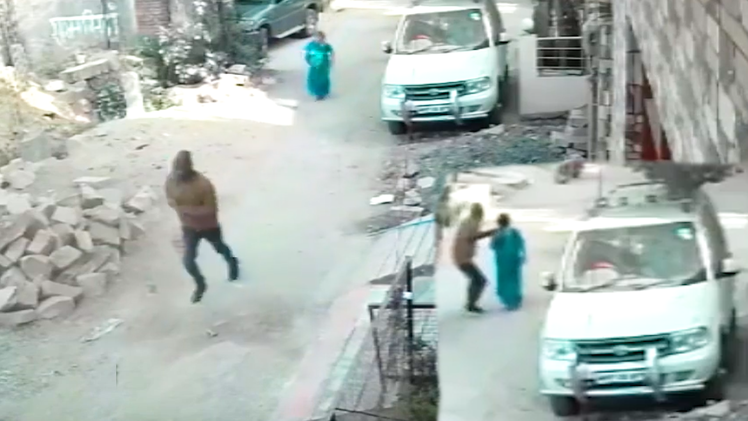 Video: Tên cướp đi bộ theo người phụ nữ, giật dây chuyền vàng bỏ chạy