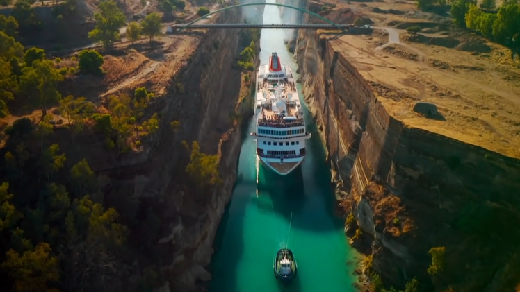 Video: Kỳ vĩ tàu du lịch dài 200 mét đi qua kênh đào hẹp và sâu nhất thế giới