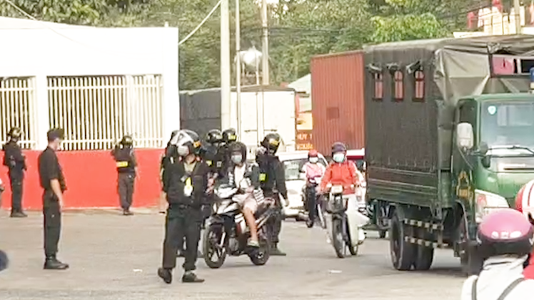 Video: Hàng chục cảnh sát bao vây, kiểm tra nhiều cây xăng ở Bình Dương