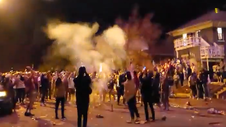 Video: Bạo loạn tại Mỹ, nhiều người bị thương, xe cảnh sát bị đập phá