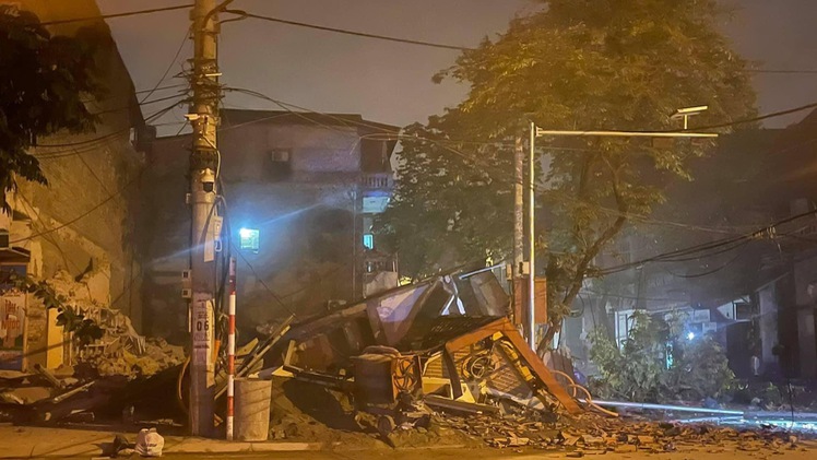 Video: Khoảnh khắc ngôi nhà 3 tầng đổ sập trong đêm ở Lào Cai