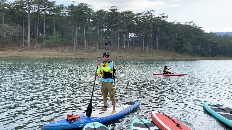 Video: Trải nghiệm chèo thuyền ngắm cảnh giữa lòng hồ Tuyền Lâm