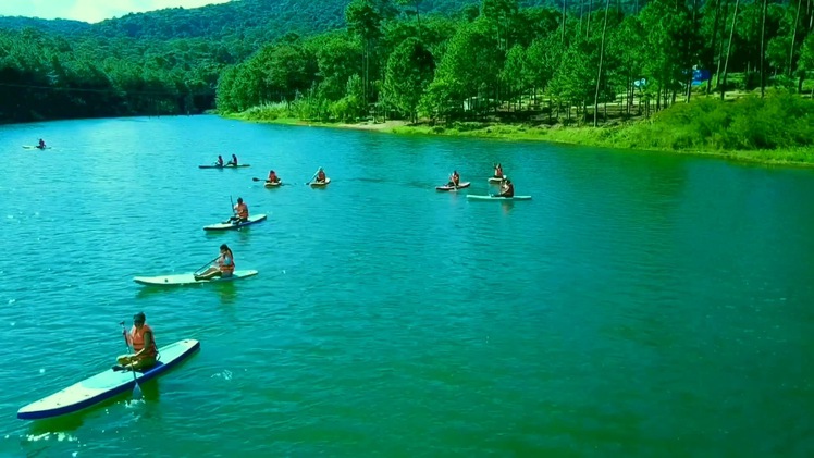 Góc nhìn trưa nay | Chèo thuyền ngắm cảnh đẹp giữa lòng hồ Tuyền Lâm
