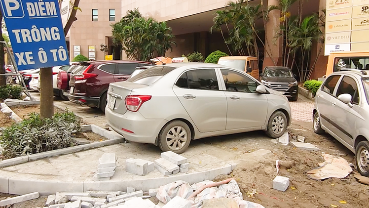 Video: Cơ quan chức năng vào cuộc vụ ô tô đỗ la liệt trên vỉa hè đang thi công ở Hà Nội
