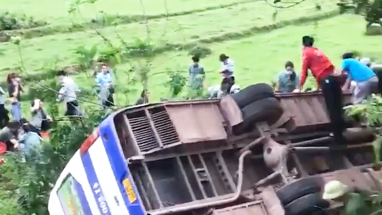 Video: Xe lao xuống vực sáng nay, hàng chục công nhân bị thương