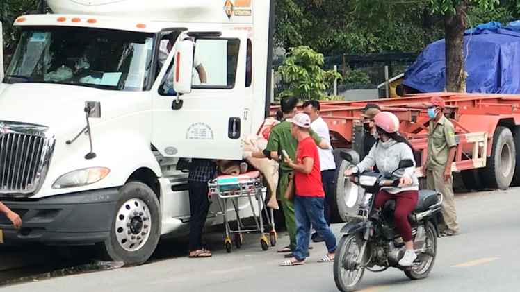 Video: Nam tài xế container chết trong cabin khi xe vẫn nổ máy, đèn vẫn chớp