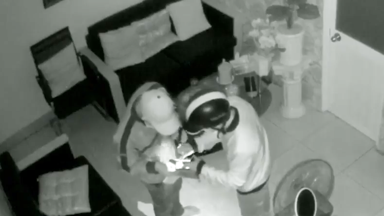 Video: Hai tên trộm 'bình tĩnh' lấy hết tài sản, còn vào tận phòng ngủ giật dây chuyền của chủ nhà