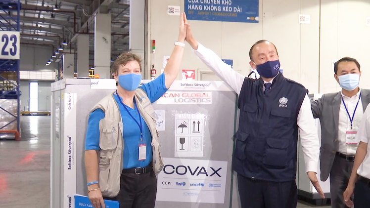 Video: 811.200 liều vắc xin COVID-19 của COVAX vừa về đến Việt Nam