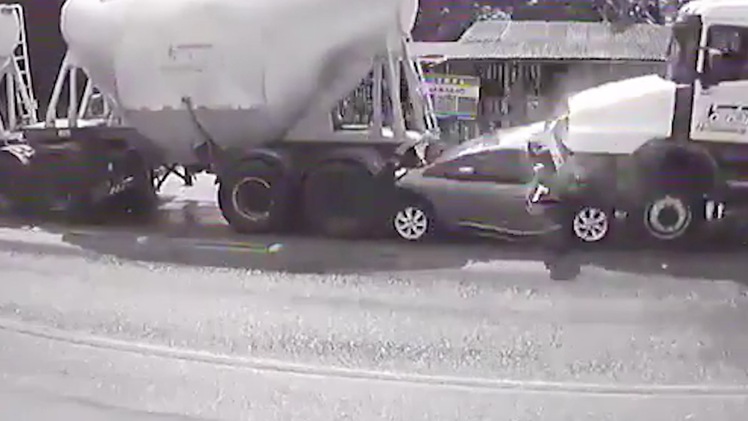 Video: Bị 2 xe bồn đâm 'dồn toa', 5 người trên ôtô thiệt mạng