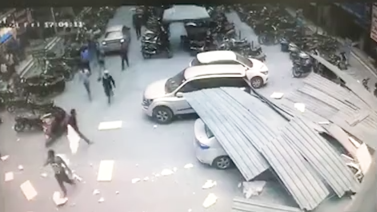 Video: Mái nhà đổ sập xuống đầu, nhiều người thoát chết trong gang tấc