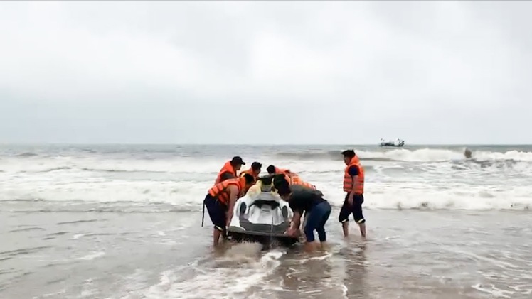Video: 4 học sinh đuối nước thương tâm khi tắm biển ở Thanh Hóa