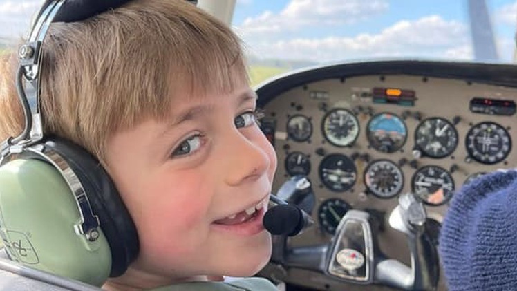 Video: Cậu bé 7 tuổi trở thành phi công trẻ nhất nước Anh