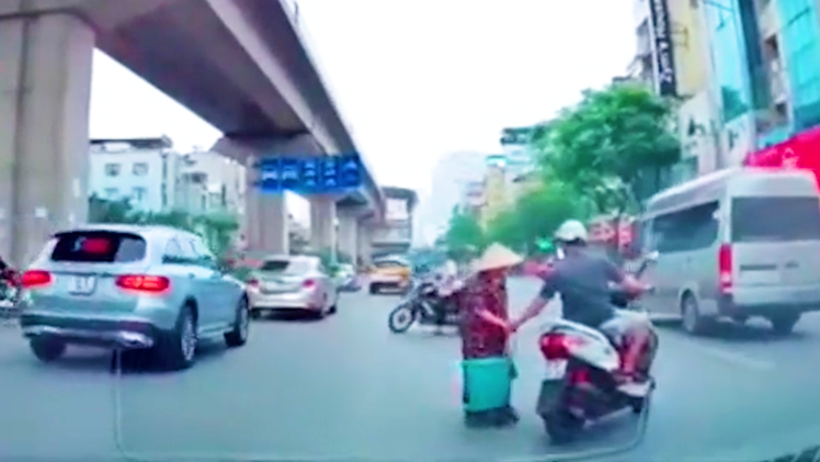 Video: Đưa bà cụ sang đường, người đàn ông nhận 'mưa lời khen'