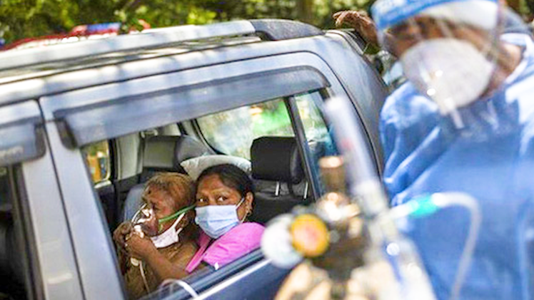 Video: Thiếu máy thở trầm trọng, Ấn Độ phải rút ống thở ở người già để nhường cho người trẻ
