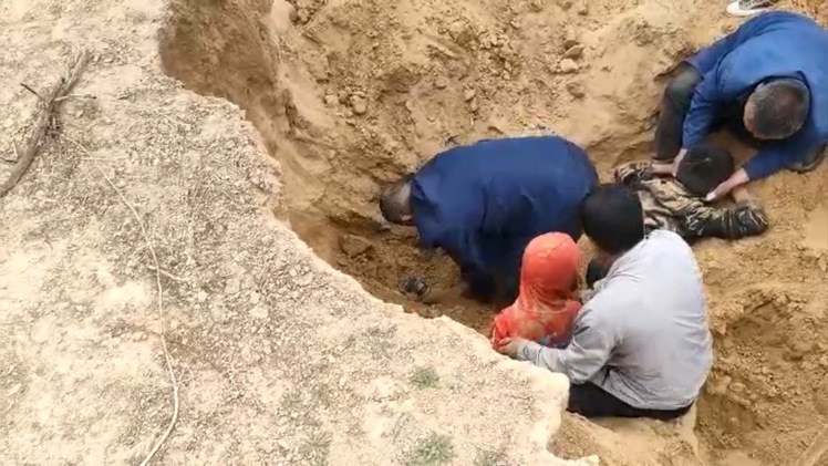 Video: Dân làng moi cát, giải cứu 2 cháu bé bị vùi lấp khi đang chơi đùa