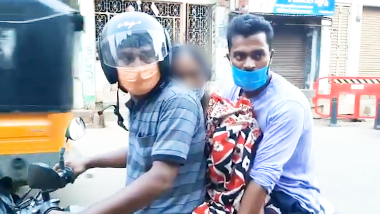 Video: Chở xác mẹ qua đời vì COVID-19 đi hỏa táng bằng xe máy ở Ấn Độ