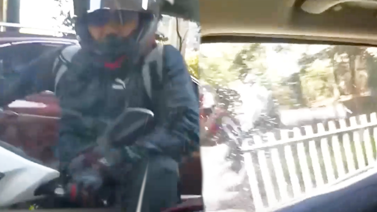 Video: Khó chịu vì bị 'bấm còi liên tục', nam thanh niên đập vỡ kính ô tô