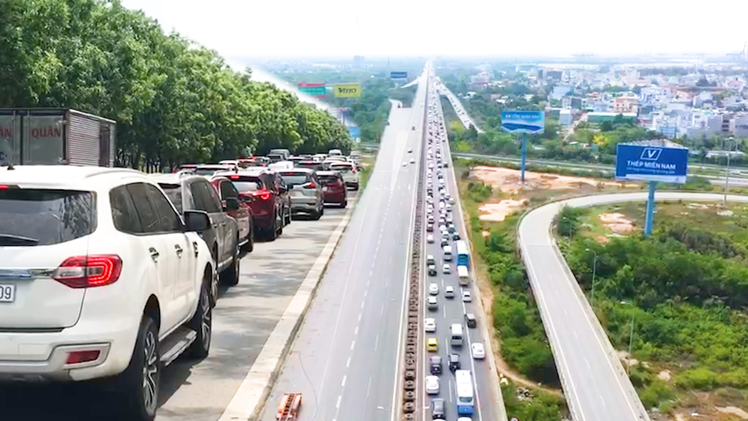 Video: Dòng xe nhích từng chút trên cao tốc, xa lộ Hà Nội, quốc lộ 1