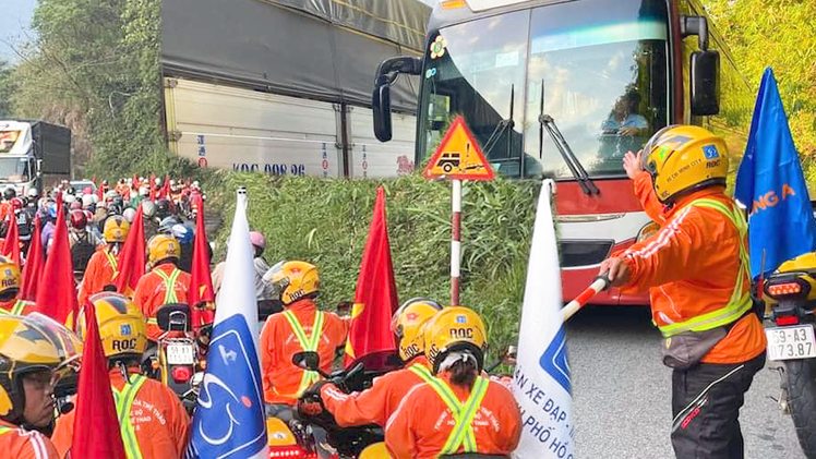 Video: Kẹt xe ở đèo Bảo Lộc, đoàn đua Cúp truyền hình bị trễ giờ xuất phát