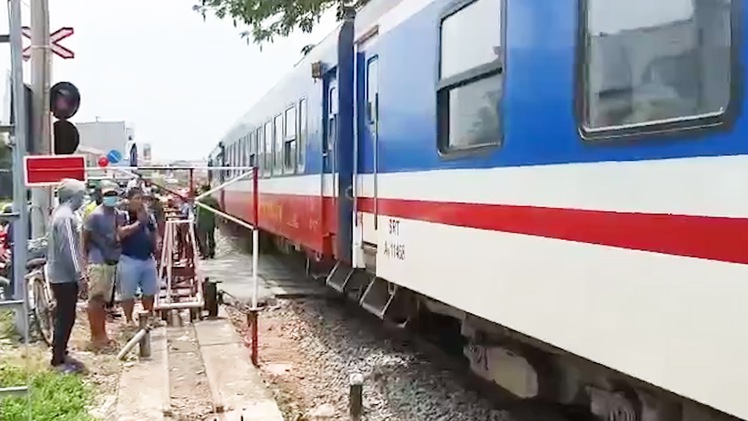 Video: Người phụ nữ bị xe lửa cán đứt lìa hai chân, tử vong