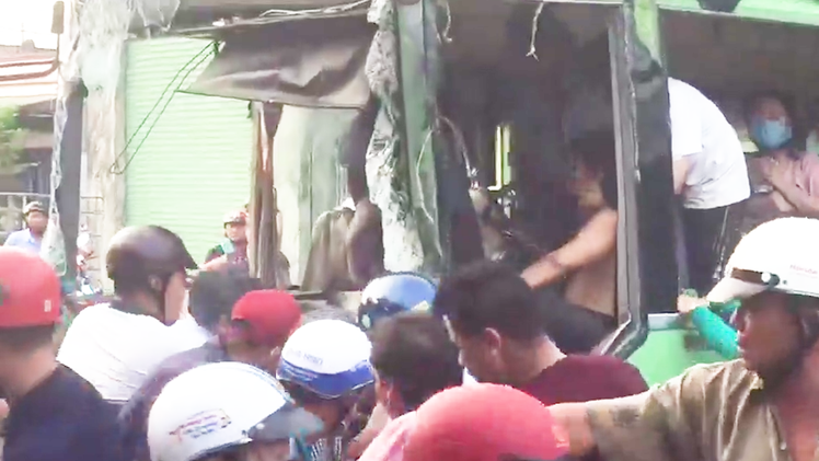 Video: Xe tải tông nát đầu xe buýt, tài xế bị kẹt trong cabin ở Bình Chánh