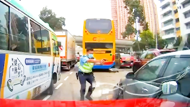Video: Cảnh sát dùng gậy đập vỡ cửa kính, rút súng bắn tài xế 'xe điên' ở Hồng Kông
