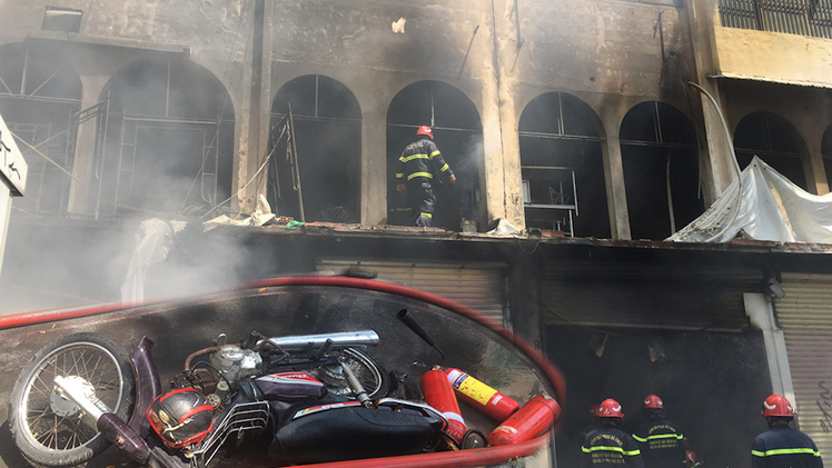 Video: Cháy dãy nhà ở trung tâm TP.HCM, 4 người bị thương