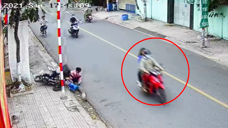 Video: Xác minh vụ 2 học sinh bị người đi xe máy đạp ngã nhào trên đường
