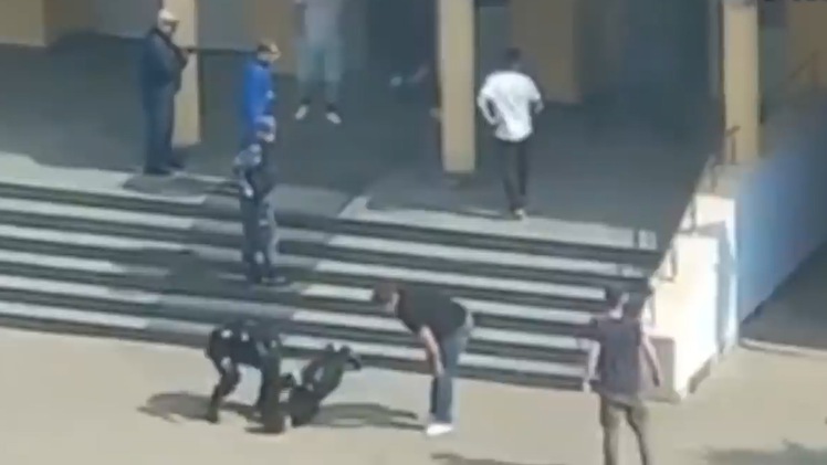 Video: Xả súng kinh hoàng khiến 11 người chết ở trường học