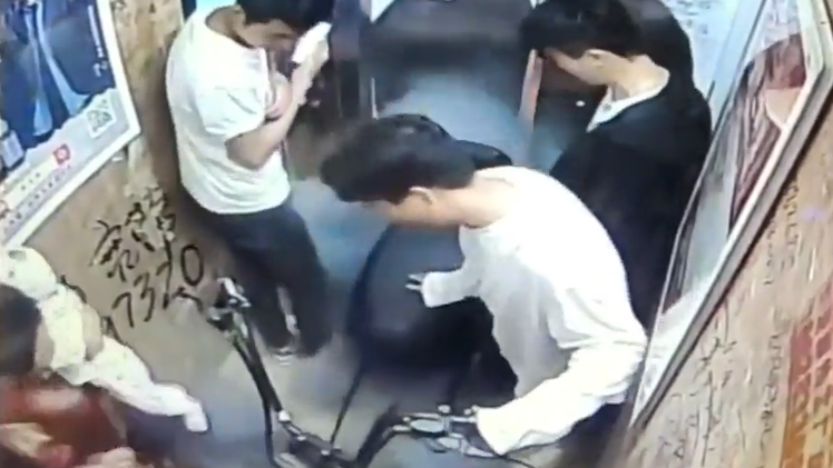 Video: Nổ xe đạp điện trong thang máy làm 5 người bị thương, cảnh báo tình huống tương tự