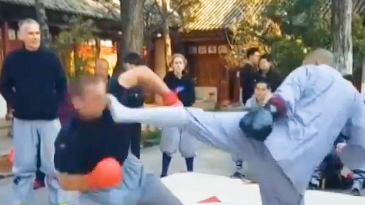 Video: Nhà sư Thiếu Lâm Tự tung cú đá nhanh như chớp vào võ sĩ lừng danh người Mỹ