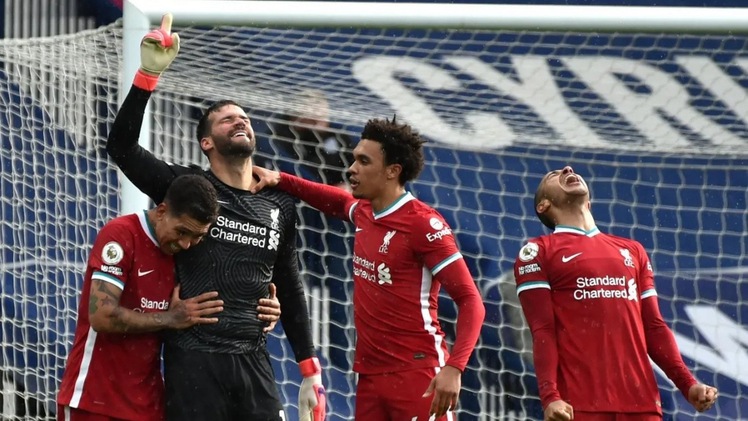 Video: Thủ môn Liverpool gây sốt khi ghi bàn ở phút bù giờ